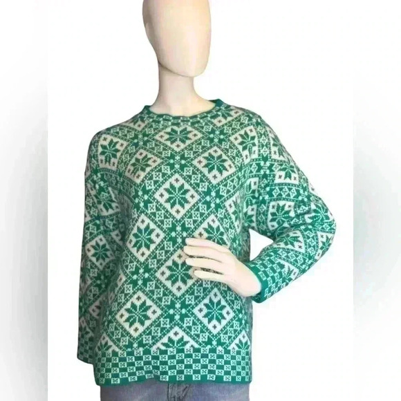 Cabin Creek Green/ white poinsettias pattern crew neck style sweater. - Picture 1 of 12